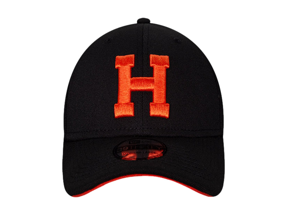 Gorra de béisbol New Era color negro con letra H y logotipo bordados en color naranja.