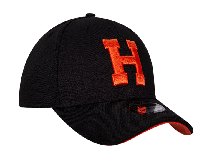 Gorra de béisbol New Era color negro con letra H y logotipo bordados en color naranja.