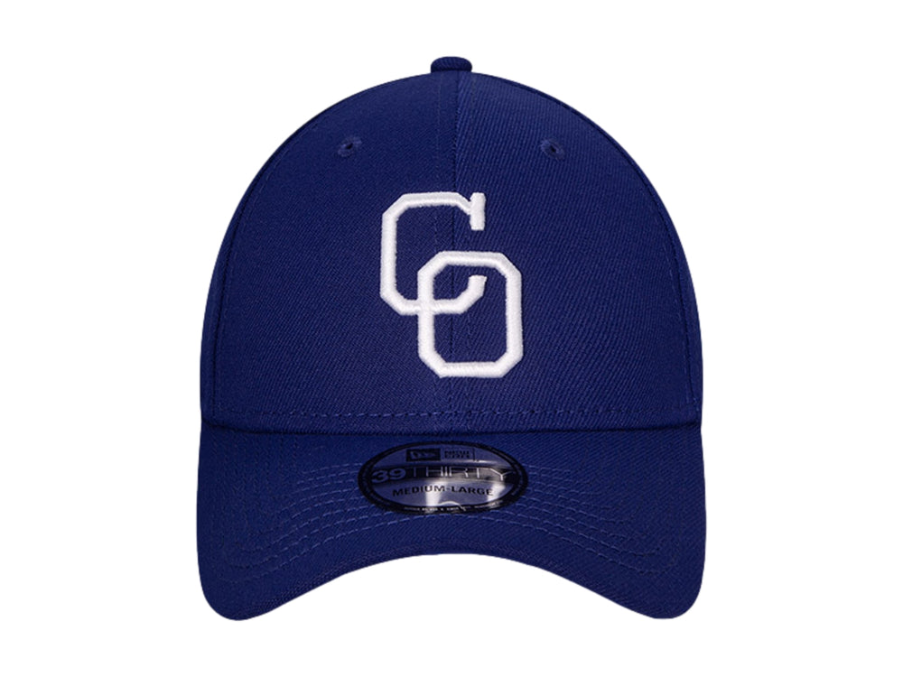 Gorra de béisbol New Era color azul oscuro con logotipo bordado en blanco en el frente.