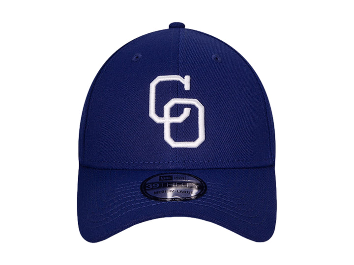 Gorra de béisbol New Era color azul oscuro con logotipo bordado en blanco en el frente.