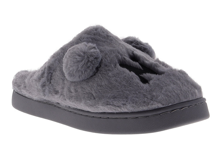 Pantufla gris de material peludo con un pompón decorativo y suela sintética.