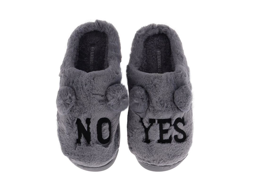 Pantufla gris de material peludo con un pompón decorativo y suela sintética.