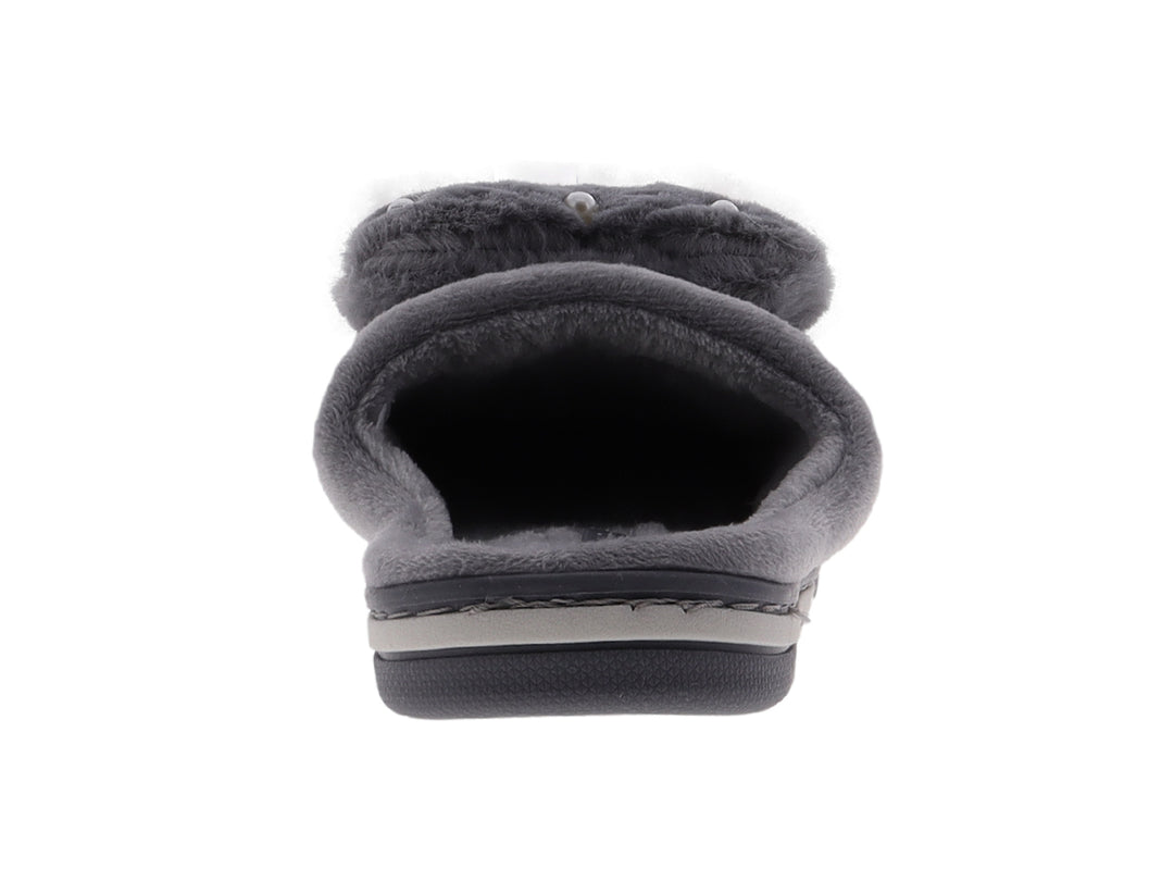 Pantufla gris de textura suave con detalle de peluche en la parte superior y suela antiderrapante.
