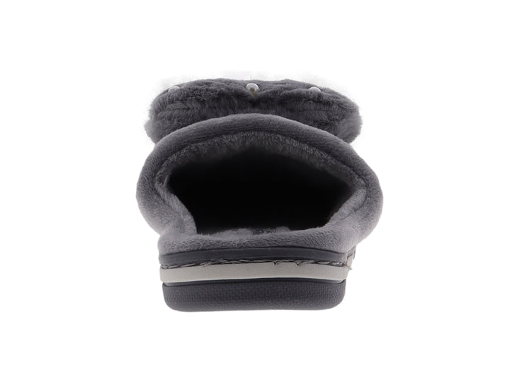 Pantufla gris de textura suave con detalle de peluche en la parte superior y suela antiderrapante.