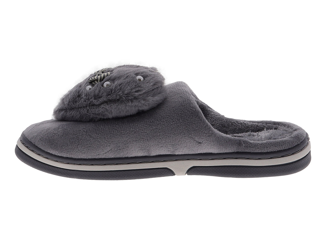 Pantufla gris de textura suave con detalle de peluche en la parte superior y suela antiderrapante.