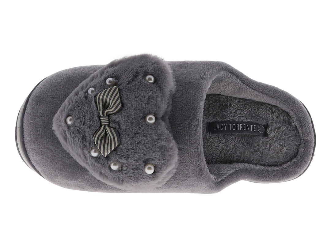 Pantufla gris de textura suave con detalle de peluche en la parte superior y suela antiderrapante.