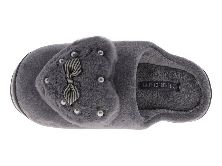 Pantufla gris de textura suave con detalle de peluche en la parte superior y suela antiderrapante.