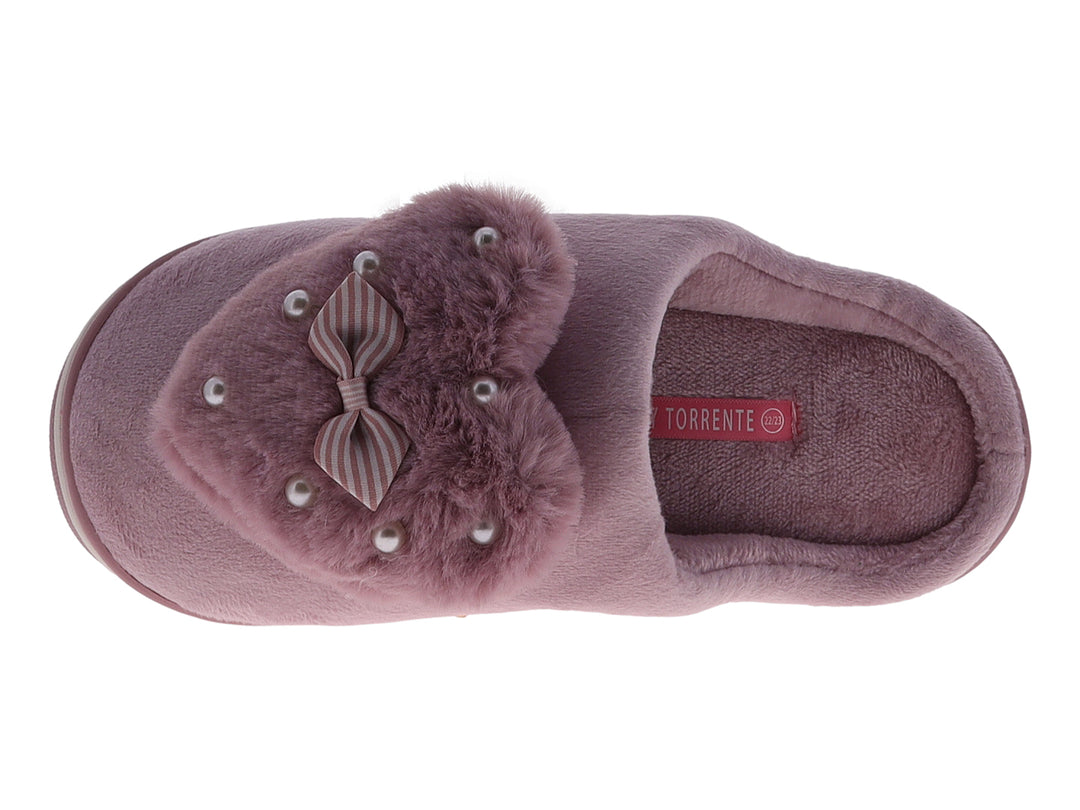 Pantufla morada de textura suave con detalle de peluche, moño y perlas decorativas.