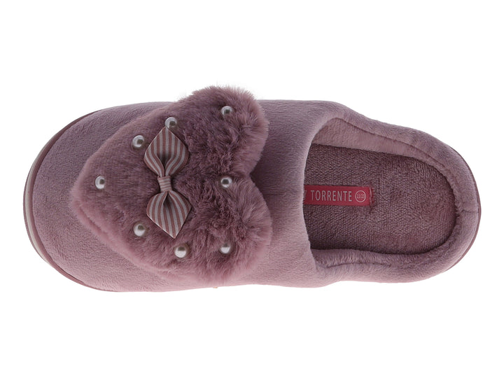 Pantufla morada de textura suave con detalle de peluche, moño y perlas decorativas.