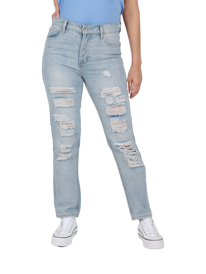 Pantalones mom jeans azul claro con efecto de destrucción y desgaste.