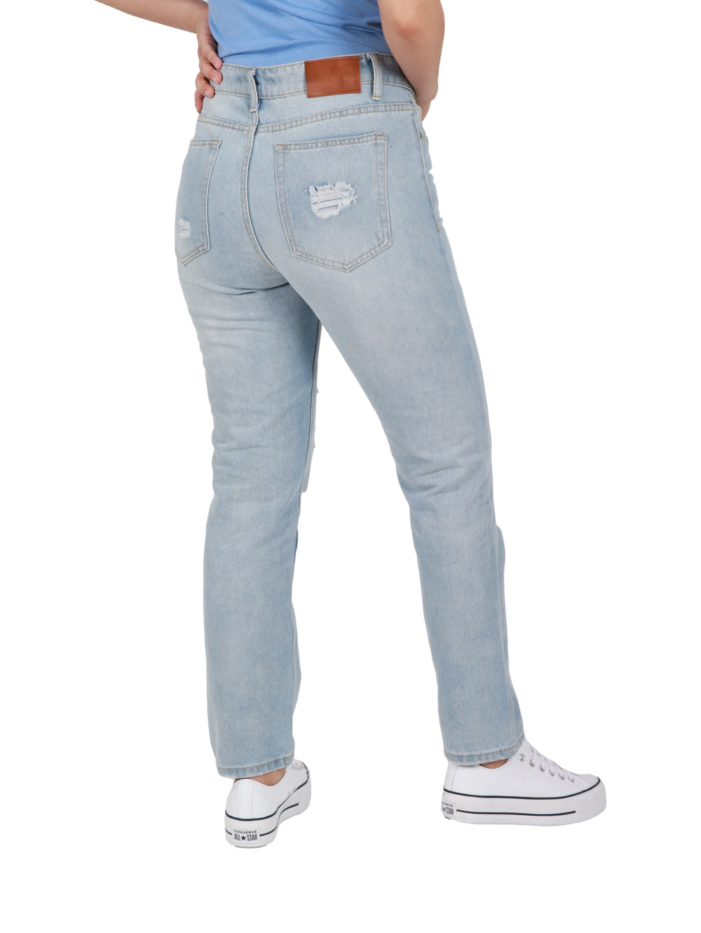 Pantalones mom jeans azul claro con efecto de destrucción y desgaste.