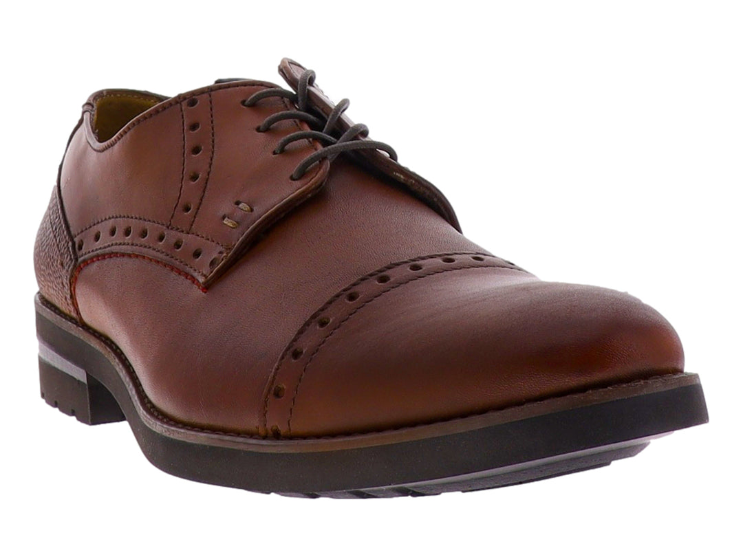 Zapato Oxford de cuero color brandy con detalles perforados y suela negra para hombre.