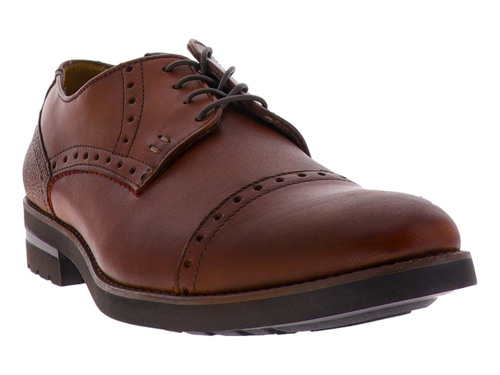 Zapato Oxford de cuero color brandy con detalles perforados y suela negra para hombre.