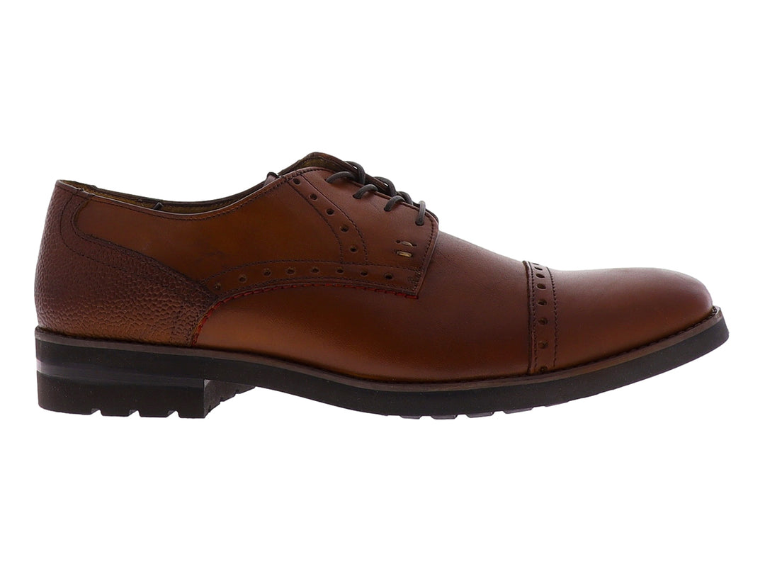 Zapato Oxford de cuero color brandy con detalles perforados y suela negra para hombre.