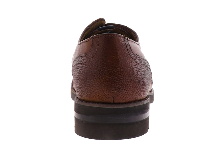Zapato Oxford de cuero color brandy con detalles perforados y suela negra para hombre.