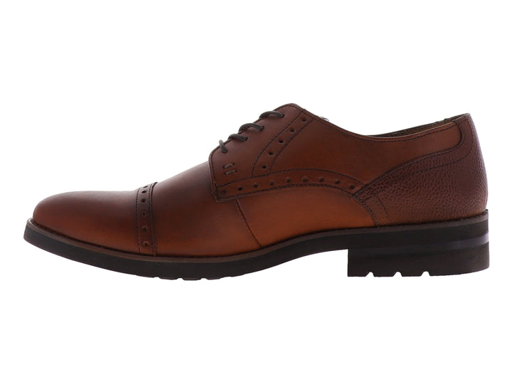 Zapato Oxford de cuero color brandy con detalles perforados y suela negra para hombre.
