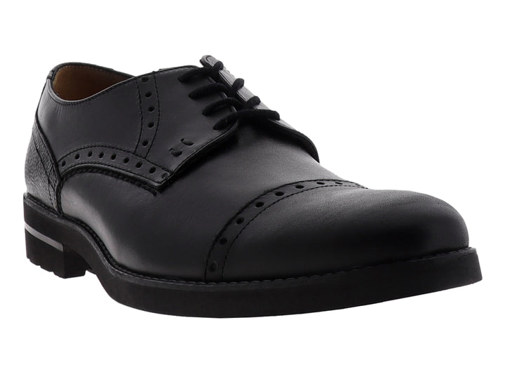 Zapato formal negro de cuero con agujetas y detalles perforados estilo brogue.