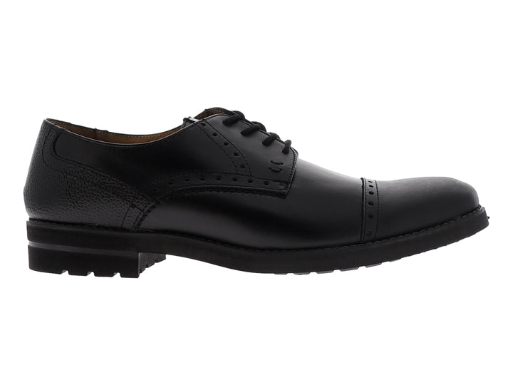 Zapato formal negro de cuero con agujetas y detalles perforados estilo brogue.