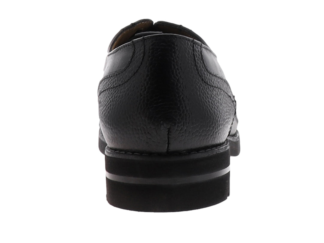 Zapato formal negro de cuero con agujetas y detalles perforados estilo brogue.