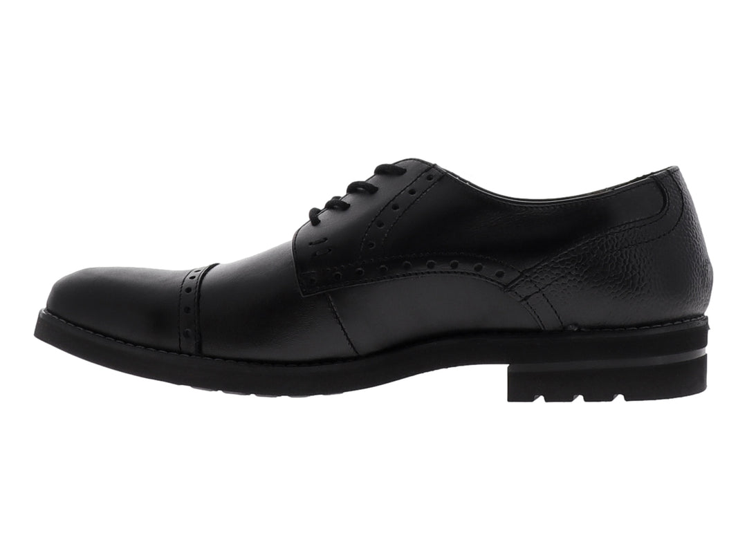 Zapato formal negro de cuero con agujetas y detalles perforados estilo brogue.