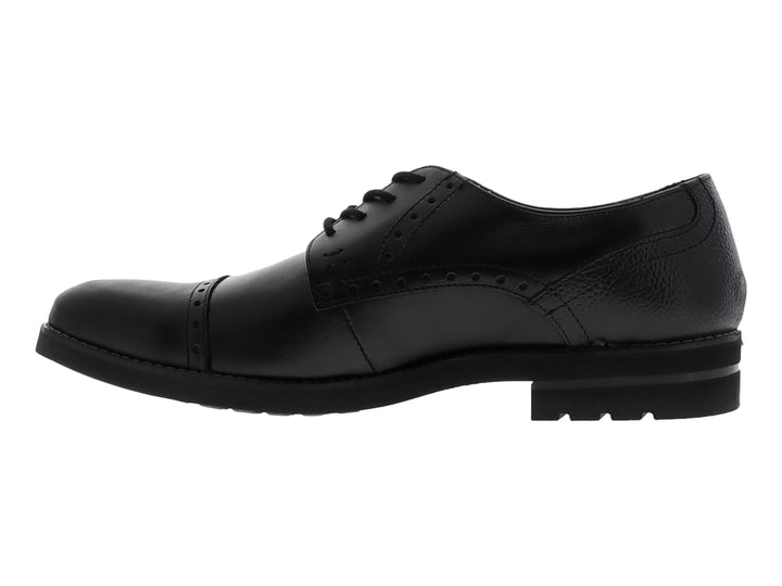 Zapato formal negro de cuero con agujetas y detalles perforados estilo brogue.