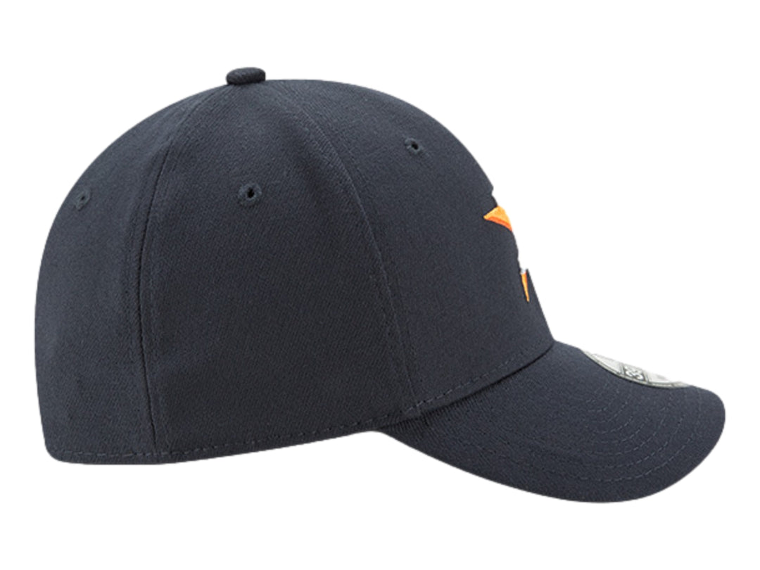 Gorra de béisbol New Era color azul marino con logotipo bordado en el frente y lateral.