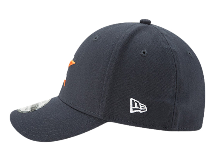 Gorra de béisbol New Era color azul marino con logotipo bordado en el frente y lateral.