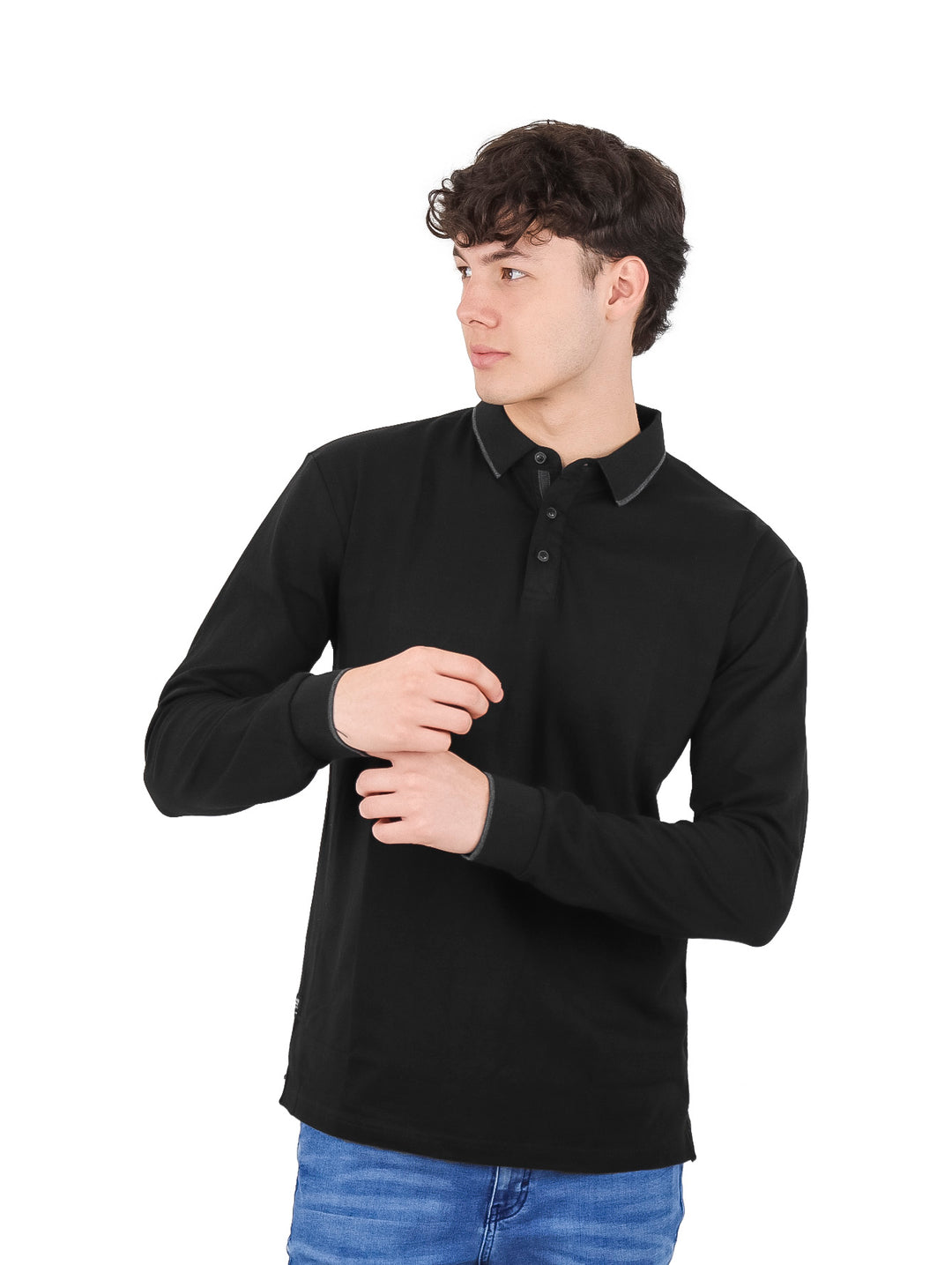 Hombre vistiendo playera polo negra de manga larga con detalles grises en el cuello y los puños.