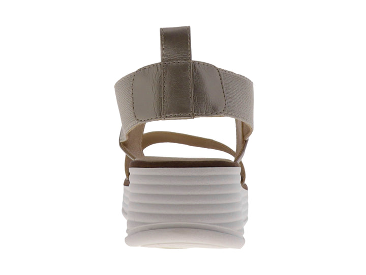 Sandalia de plataforma color beige con tiras elásticas y suela blanca gruesa.