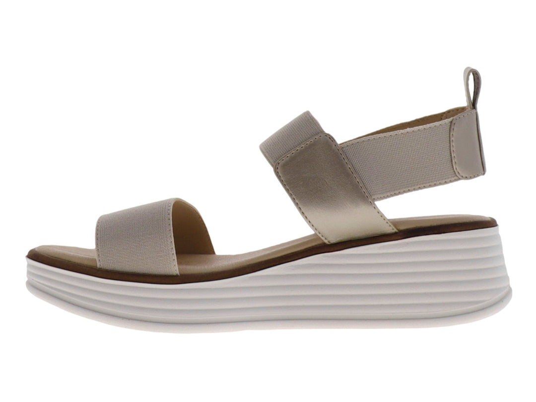 Sandalia de plataforma color beige con tiras elásticas y suela blanca gruesa.