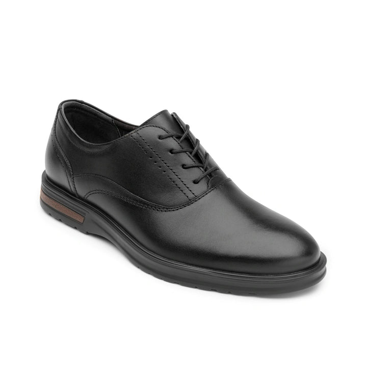 Zapato formal negro de cuero con cordones y un detalle café en la suela.