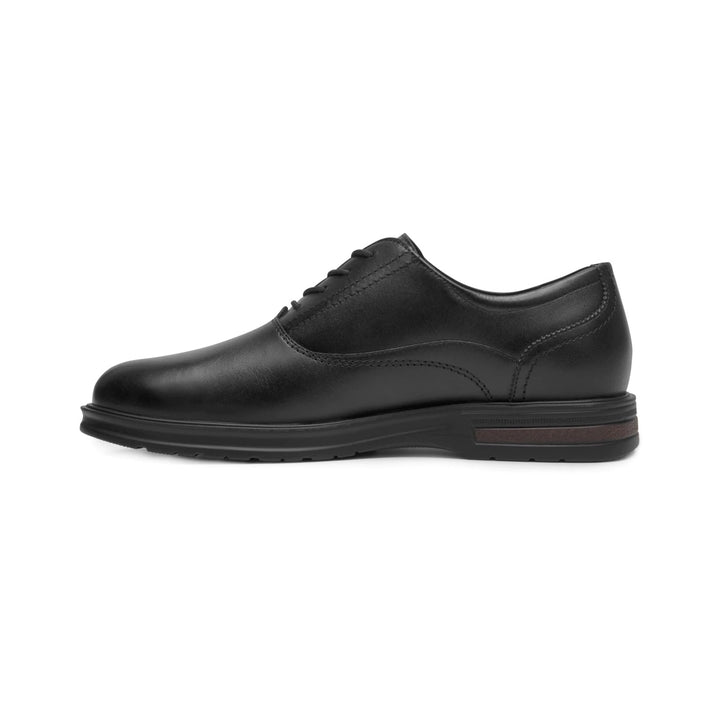 Zapato formal negro de cuero con cordones y un detalle café en la suela.