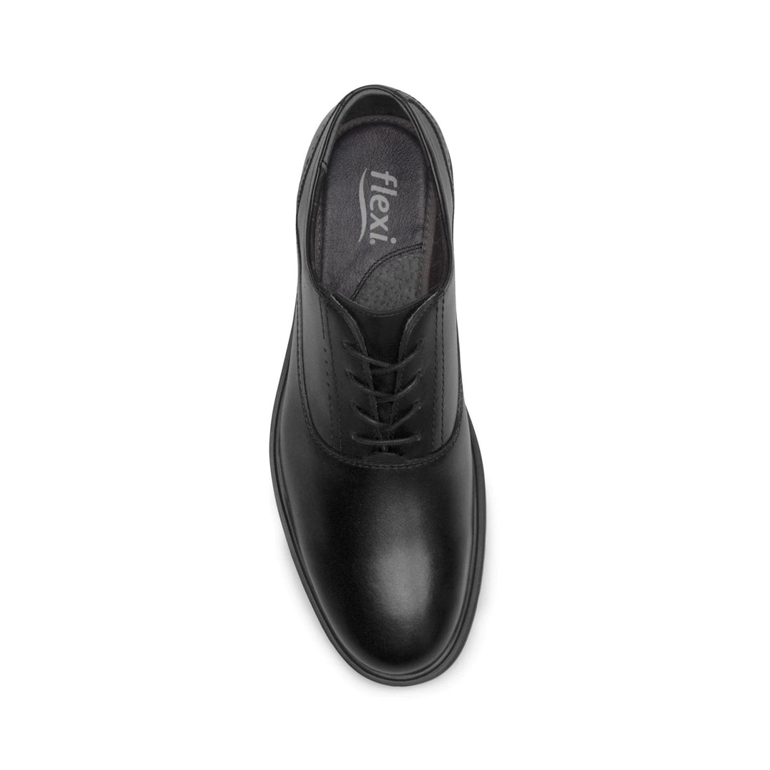 Zapato formal negro de cuero con cordones y un detalle café en la suela.