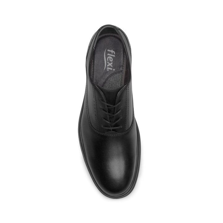Zapato formal negro de cuero con cordones y un detalle café en la suela.