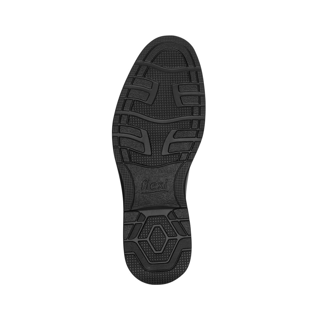 Zapato formal negro de cuero con cordones y un detalle café en la suela.