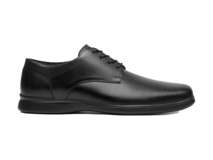 Zapato formal negro de cuero con cordones y suela cómoda.