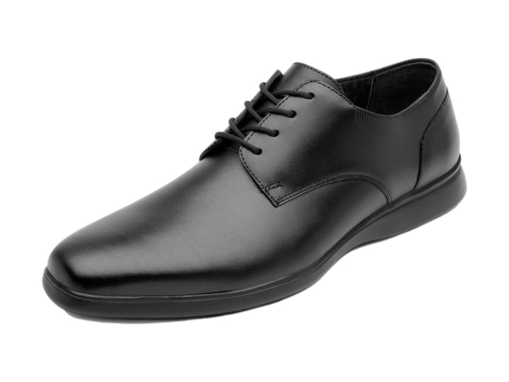 Zapato formal negro de cuero con cordones y suela cómoda.