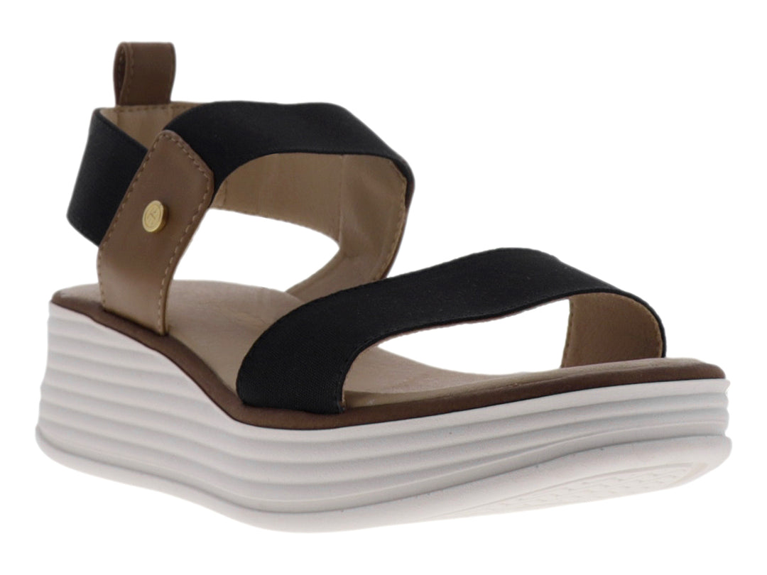Sandalia de plataforma blanca con tiras elásticas negras y plantilla color café.