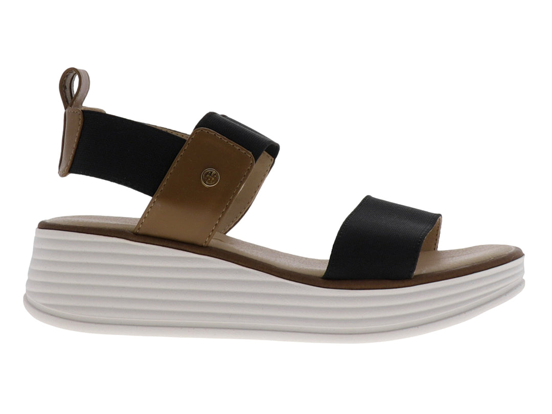 Sandalia de plataforma blanca con tiras elásticas negras y plantilla color café.