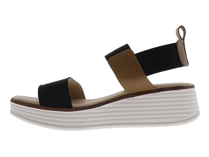 Sandalia de plataforma blanca con tiras elásticas negras y plantilla color café.