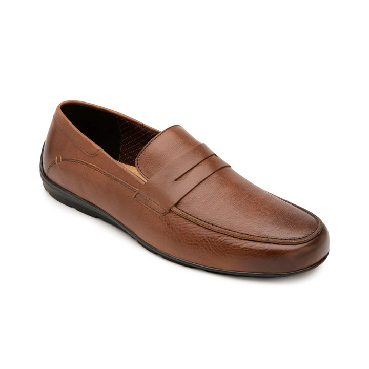 Zapato tipo mocasín color café con suela negra.