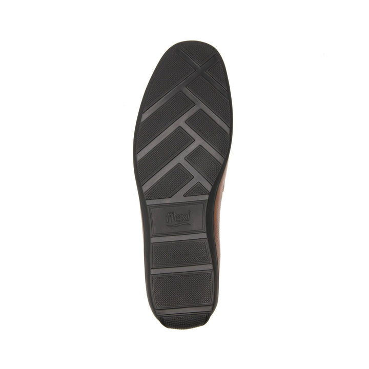 Zapato tipo mocasín color café con suela negra.