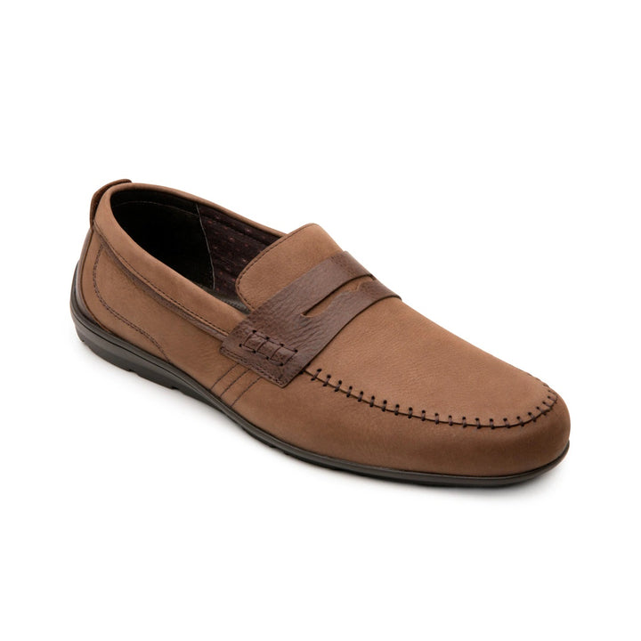 Zapato mocasín color chocolate con acabado mate y diseño casual.