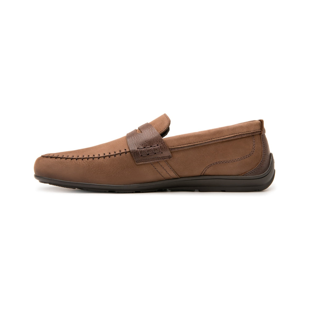 Zapato mocasín color chocolate con acabado mate y diseño casual.