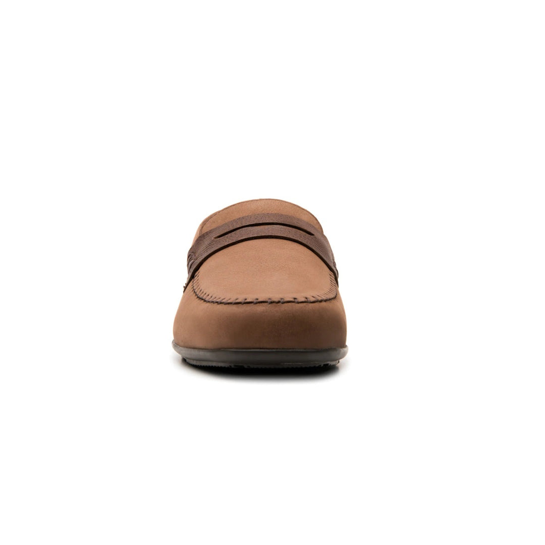 Zapato mocasín color chocolate con acabado mate y diseño casual.