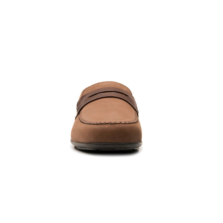 Zapato mocasín color chocolate con acabado mate y diseño casual.