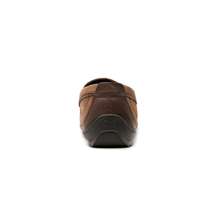 Zapato mocasín color chocolate con acabado mate y diseño casual.