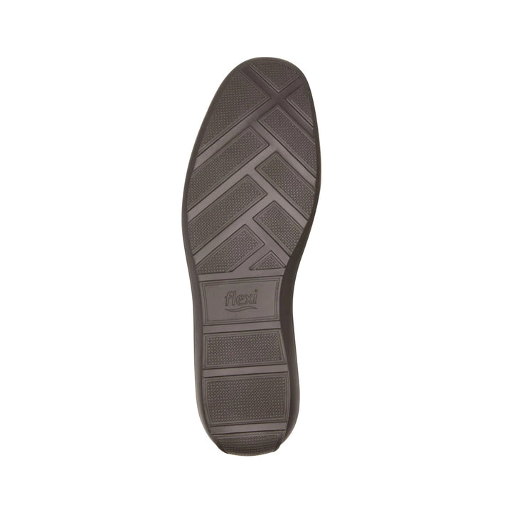 Zapato mocasín color chocolate con acabado mate y diseño casual.