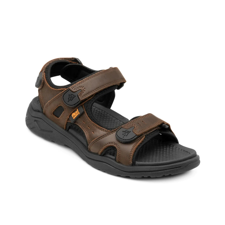 Sandalia Flexi color chocolate con correas de velcro y suela negra.