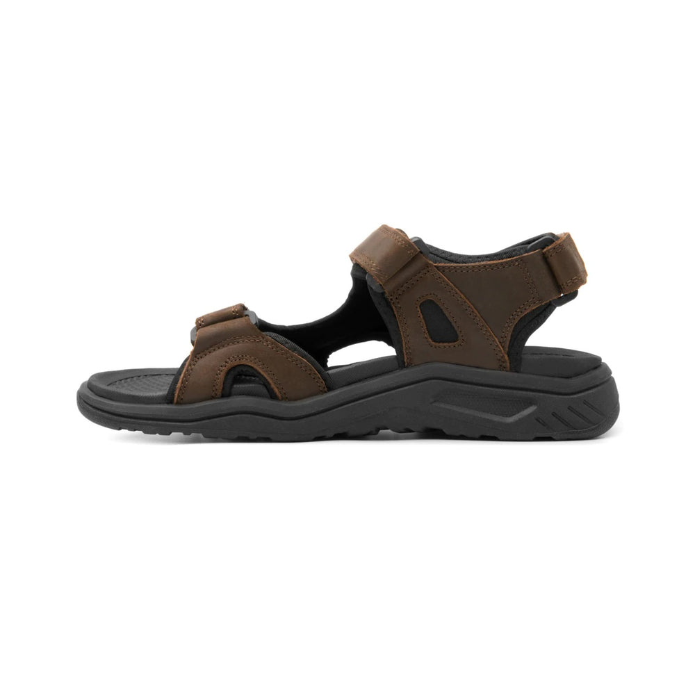 Sandalia Flexi color chocolate con correas de velcro y suela negra.